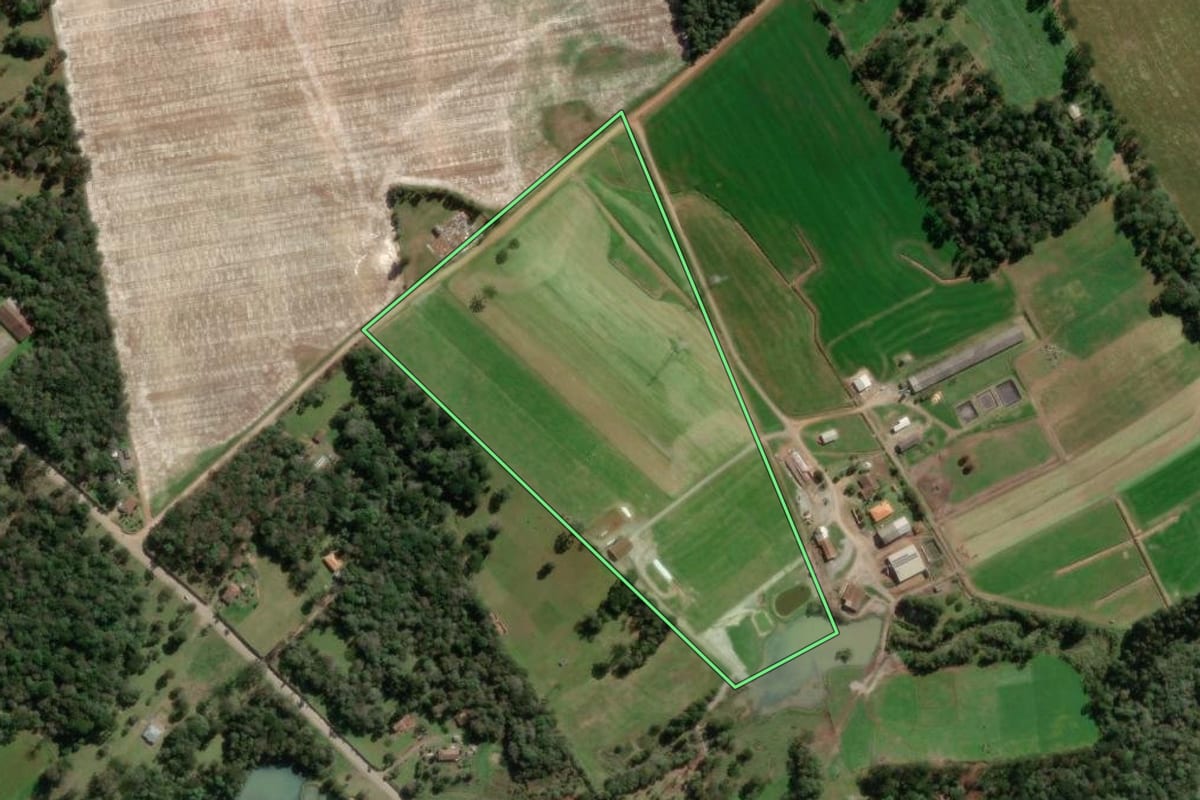 Imagem de satélite do imóvel rural em Canoinhas (SC), com o contorno declarado no CAR desenhado por cima.