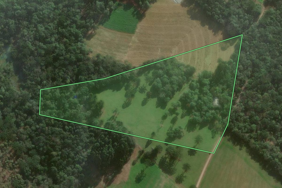 Imagem de satélite do imóvel rural em Canoinhas (SC), com o contorno declarado no CAR desenhado por cima.