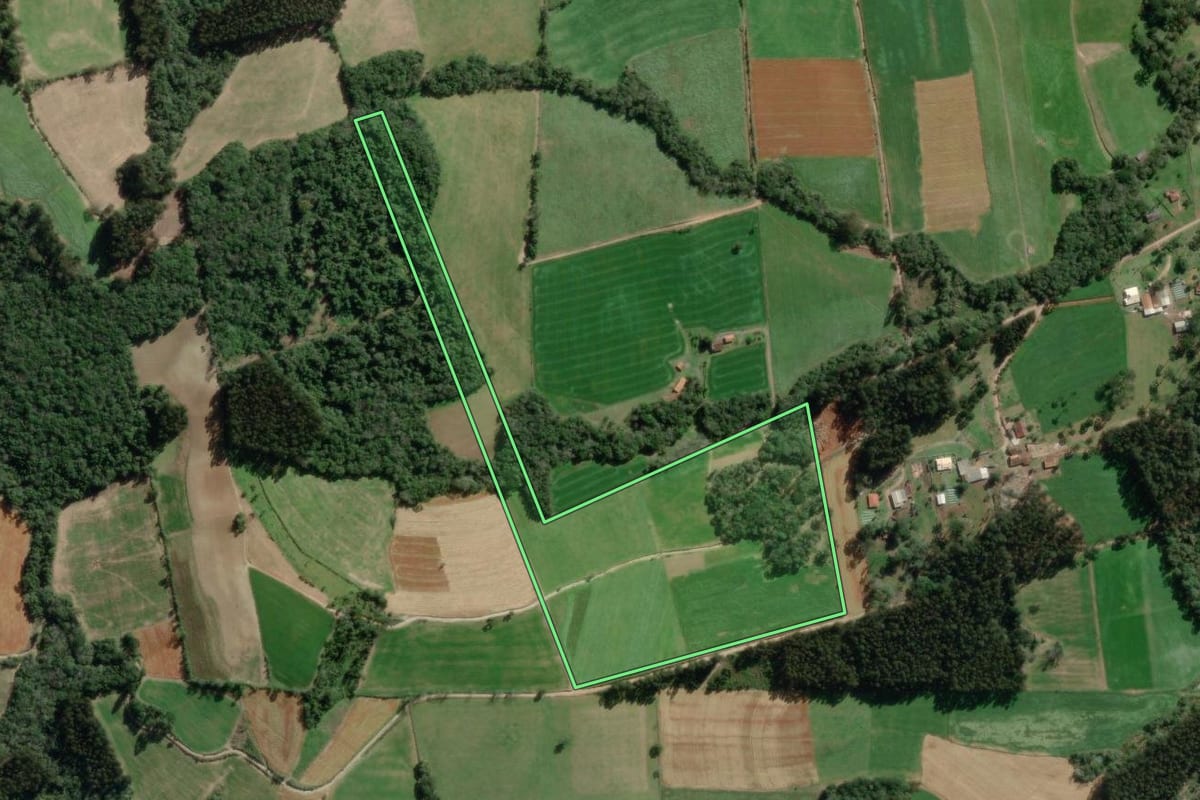 Imagem de satélite do imóvel rural em Canoinhas (SC), com o contorno declarado no CAR desenhado por cima.
