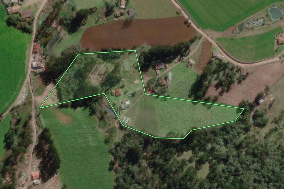 Imagem de satélite do imóvel rural em Canoinhas (SC), com o contorno declarado no CAR desenhado por cima.