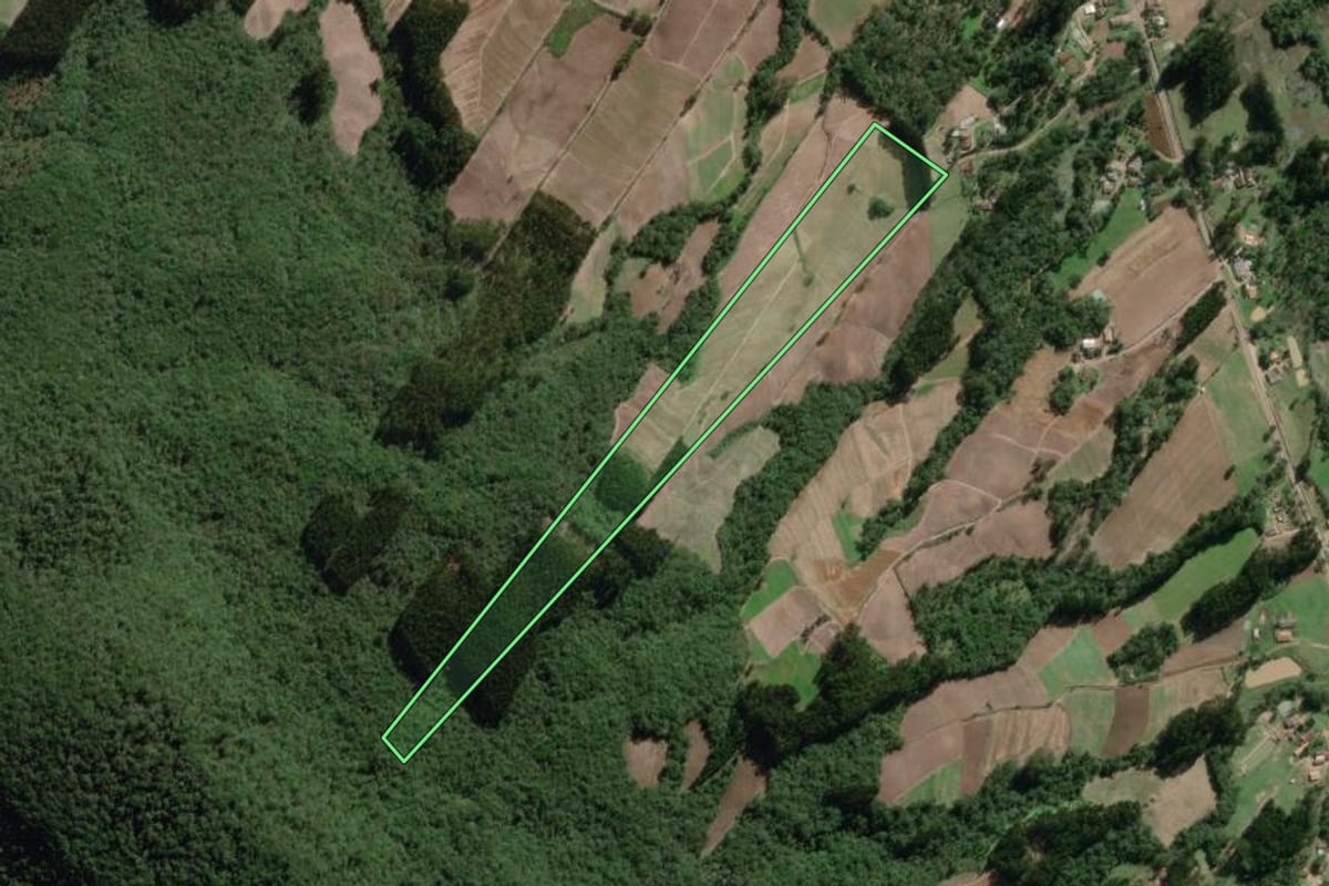 Imagem de satélite do imóvel rural em Canoinhas (SC), com o contorno declarado no CAR desenhado por cima.