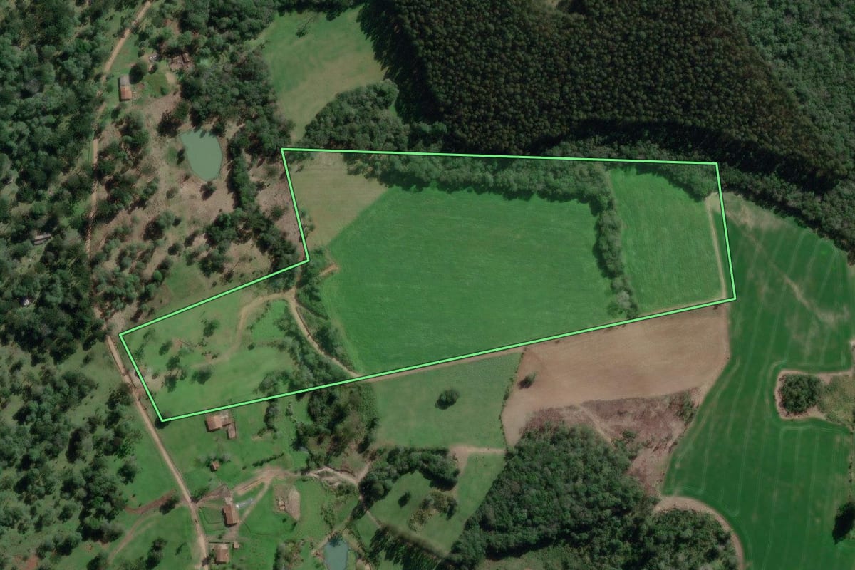 Imagem de satélite do imóvel rural em Canoinhas (SC), com o contorno declarado no CAR desenhado por cima.