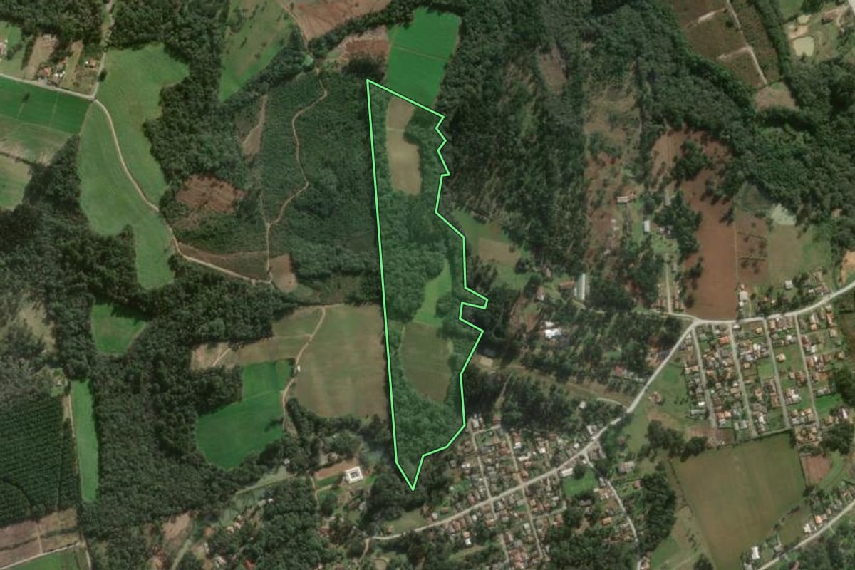 Imagem de satélite do imóvel rural em Canoinhas (SC), com o contorno declarado no CAR desenhado por cima.