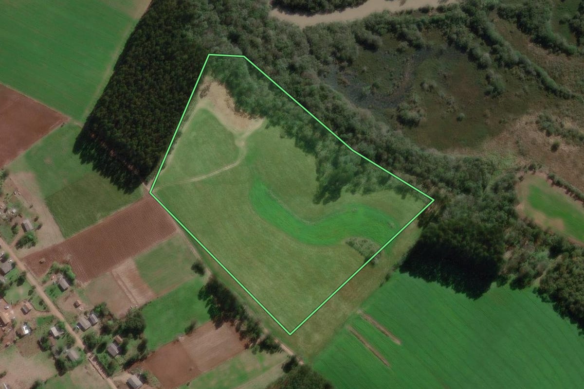Imagem de satélite do imóvel rural em Canoinhas (SC), com o contorno declarado no CAR desenhado por cima.