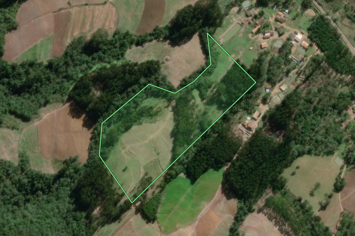 Imagem de satélite do imóvel rural em Canoinhas (SC), com o contorno declarado no CAR desenhado por cima.