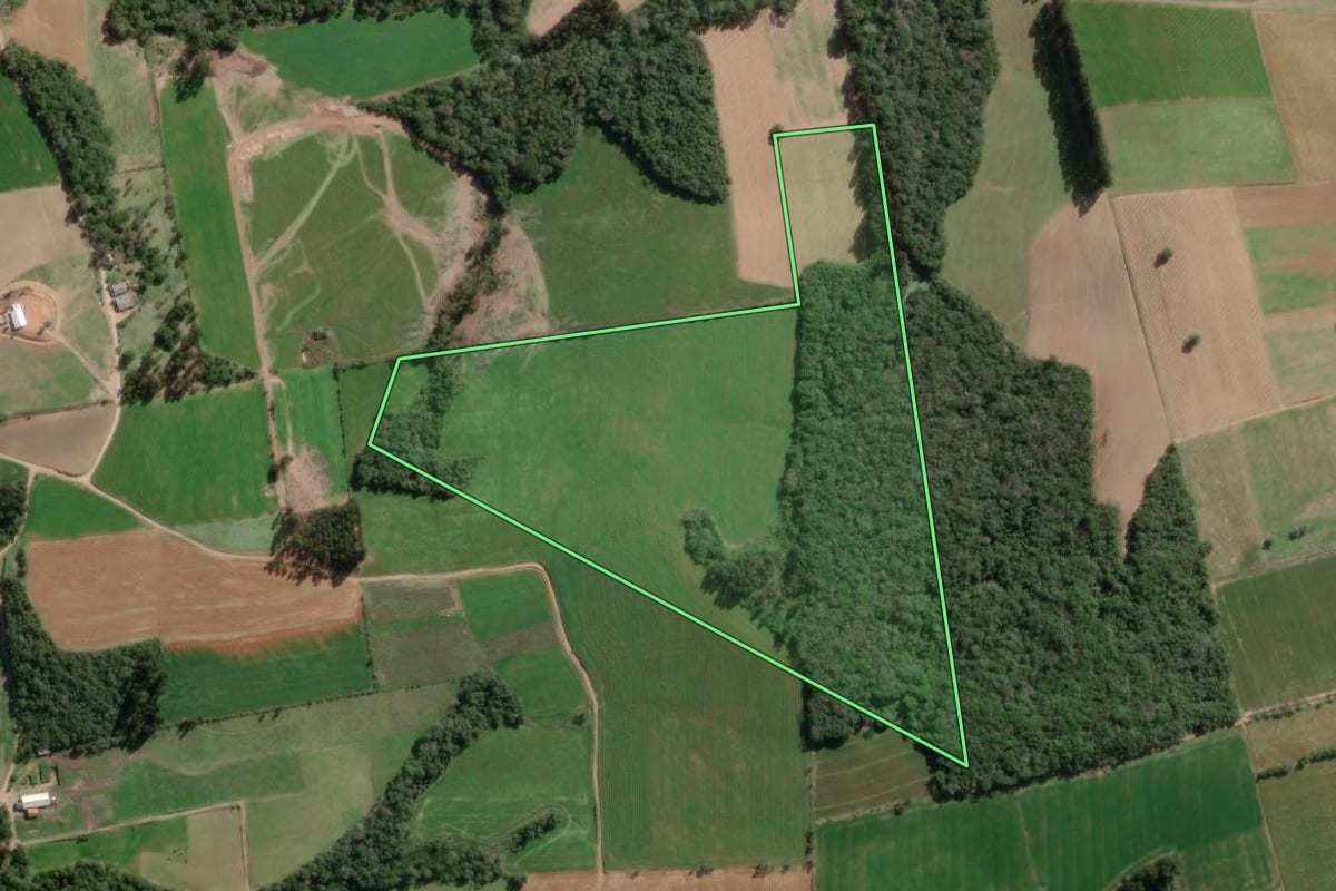 Imagem de satélite do imóvel rural em Canoinhas (SC), com o contorno declarado no CAR desenhado por cima.