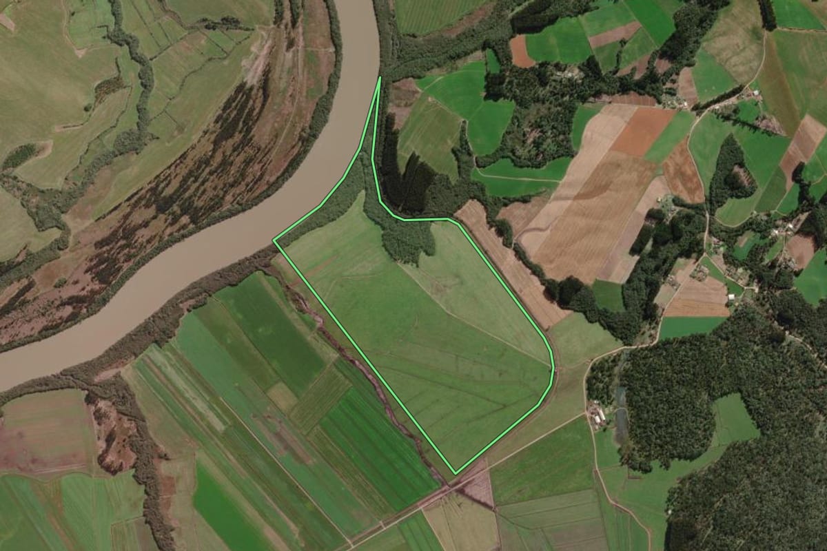 Imagem de satélite do imóvel rural em Canoinhas (SC), com o contorno declarado no CAR desenhado por cima.