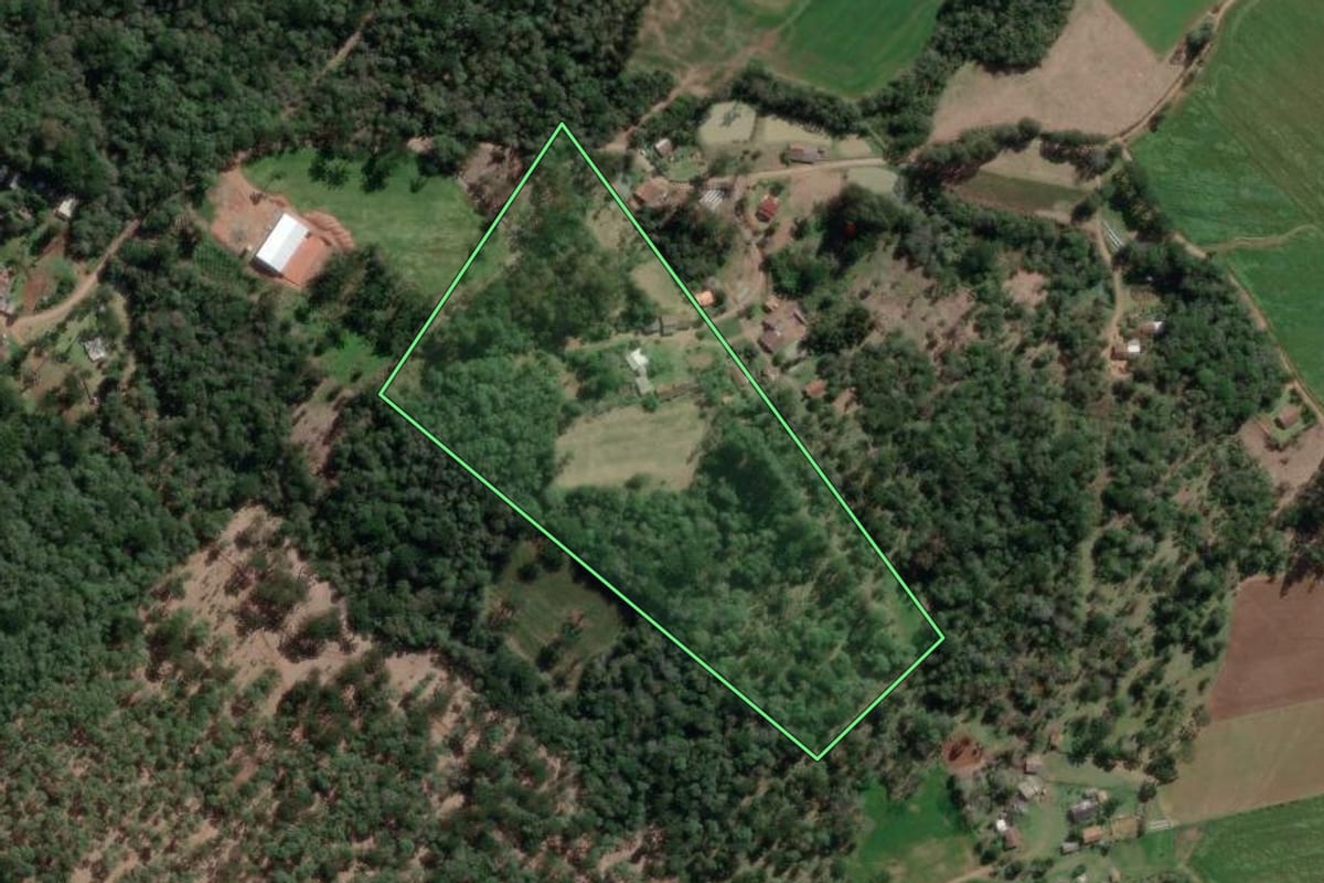 Imagem de satélite do imóvel rural em Canoinhas (SC), com o contorno declarado no CAR desenhado por cima.