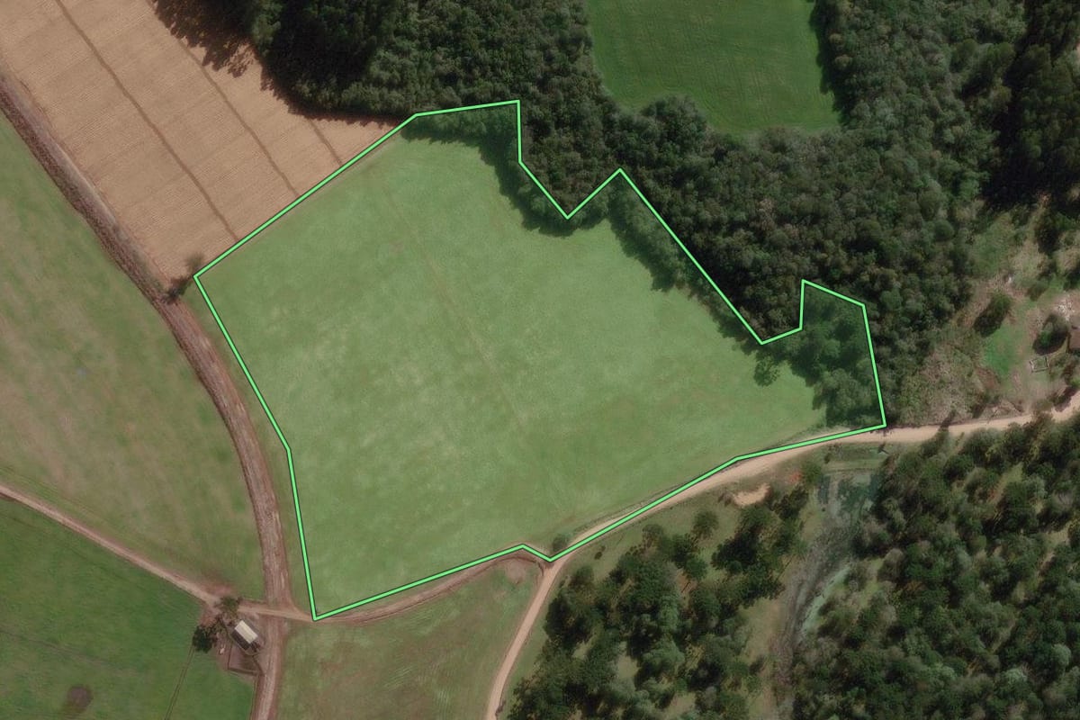 Imagem de satélite do imóvel rural em Canoinhas (SC), com o contorno declarado no CAR desenhado por cima.