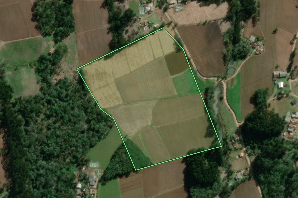 Imagem de satélite do imóvel rural em Canoinhas (SC), com o contorno declarado no CAR desenhado por cima.