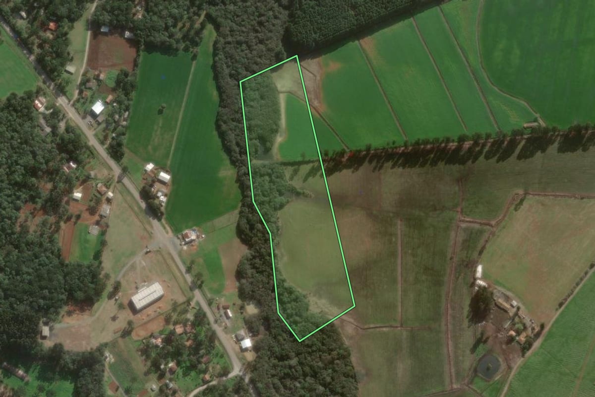 Imagem de satélite do imóvel rural em Canoinhas (SC), com o contorno declarado no CAR desenhado por cima.