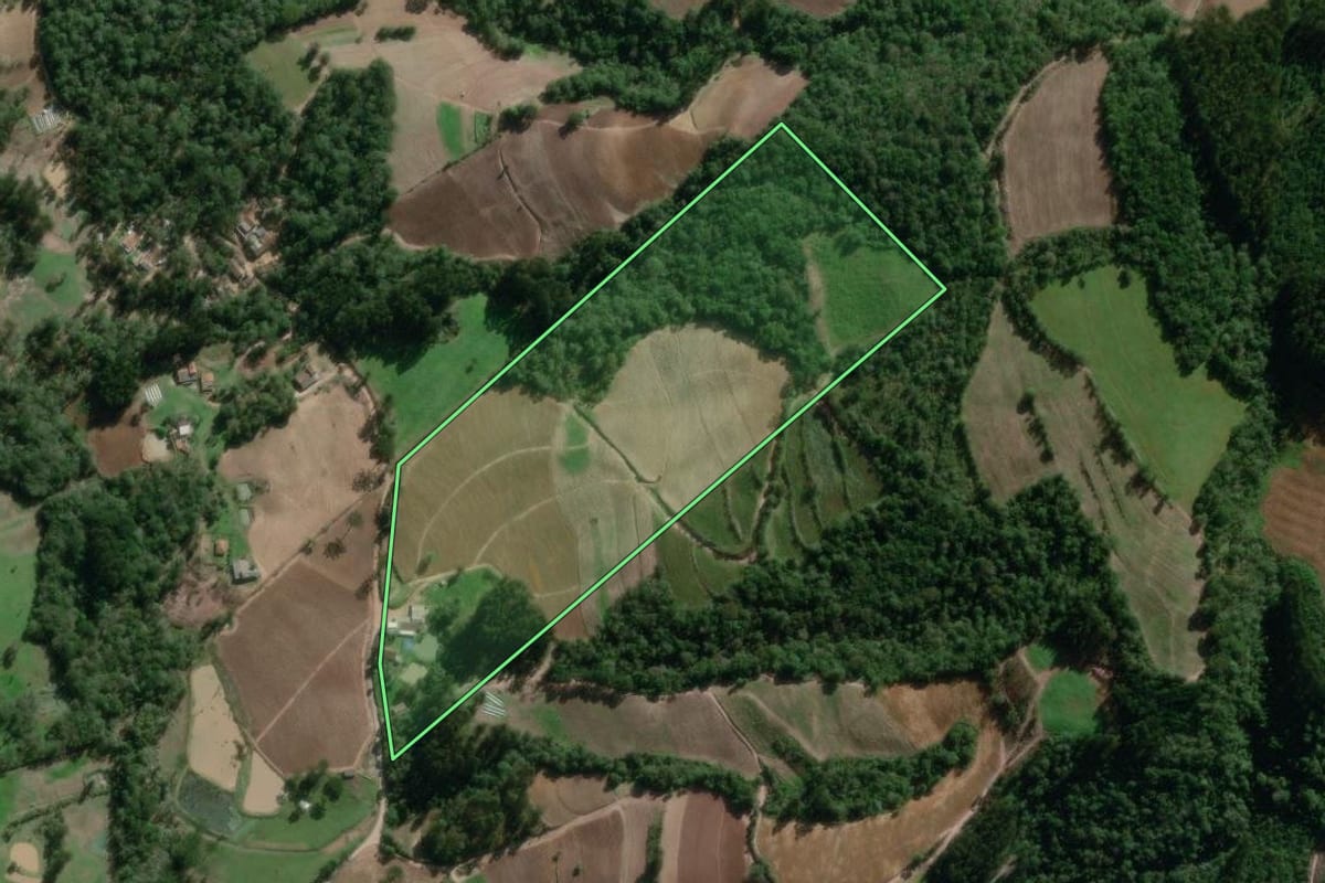 Imagem de satélite do imóvel rural em Canoinhas (SC), com o contorno declarado no CAR desenhado por cima.
