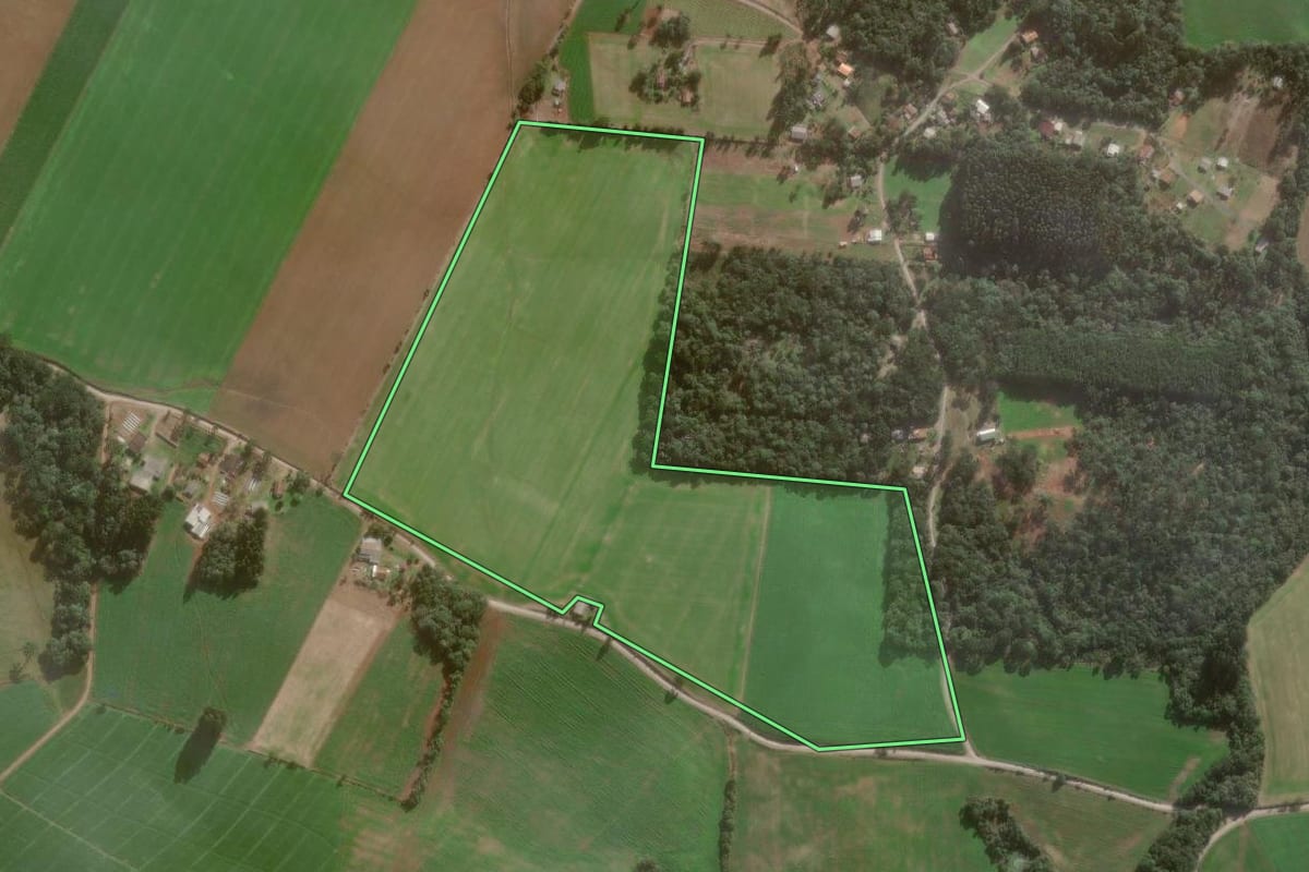 Imagem de satélite do imóvel rural em Canoinhas (SC), com o contorno declarado no CAR desenhado por cima.