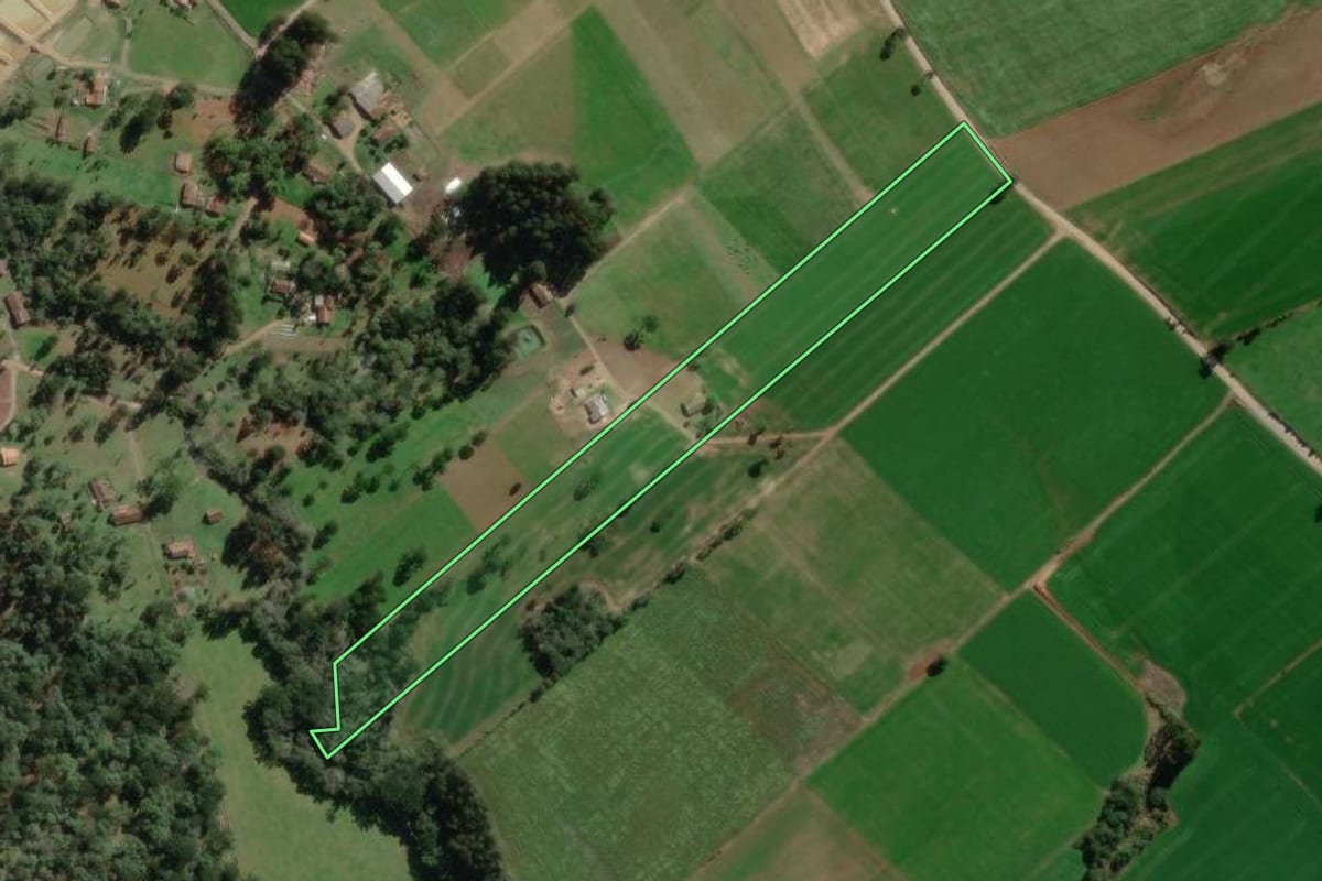 Imagem de satélite do imóvel rural em Canoinhas (SC), com o contorno declarado no CAR desenhado por cima.