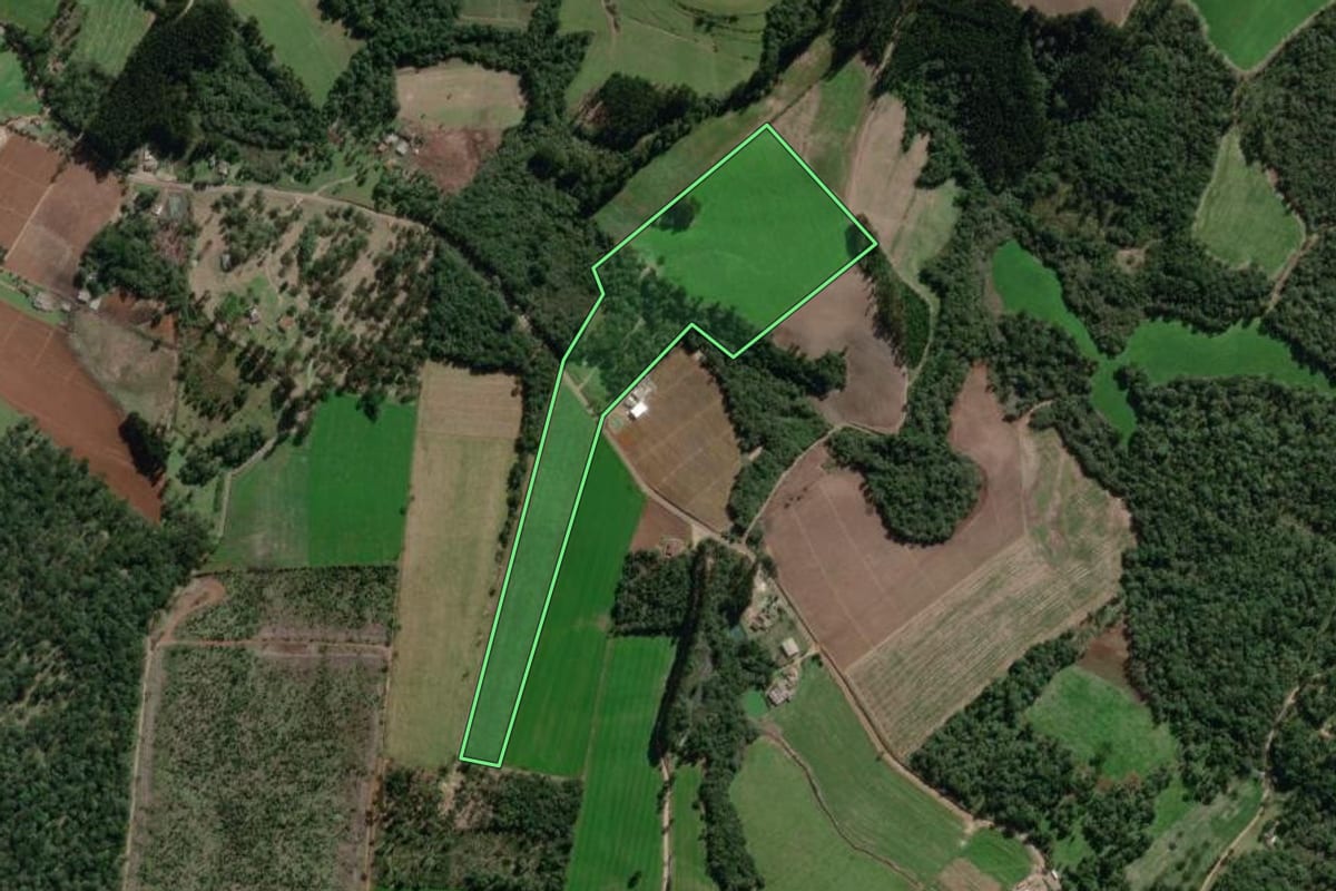 Imagem de satélite do imóvel rural em Canoinhas (SC), com o contorno declarado no CAR desenhado por cima.