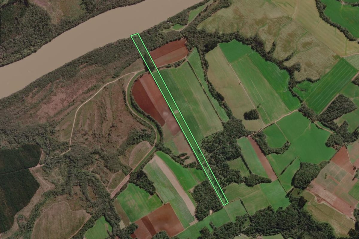 Imagem de satélite do imóvel rural em Canoinhas (SC), com o contorno declarado no CAR desenhado por cima.