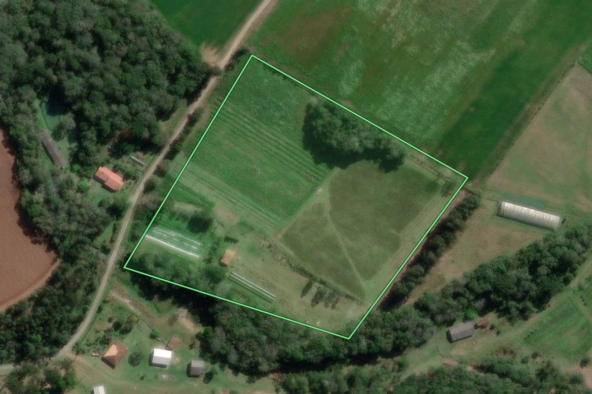 Imagem de satélite do imóvel rural em Canoinhas (SC), com o contorno declarado no CAR desenhado por cima.