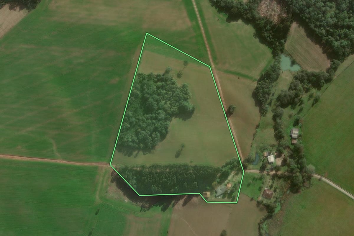 Imagem de satélite do imóvel rural em Canoinhas (SC), com o contorno declarado no CAR desenhado por cima.