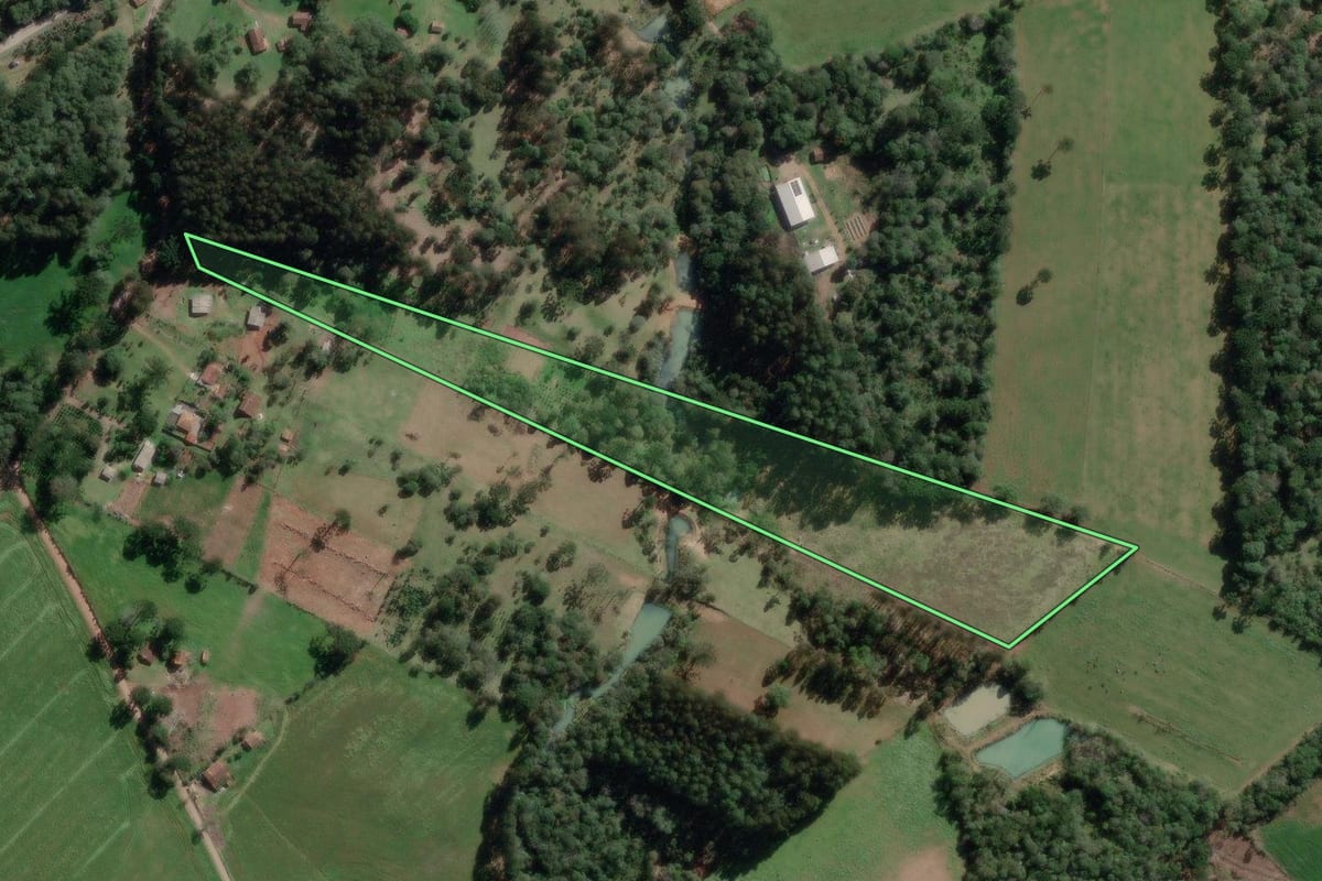 Imagem de satélite do imóvel rural em Canoinhas (SC), com o contorno declarado no CAR desenhado por cima.
