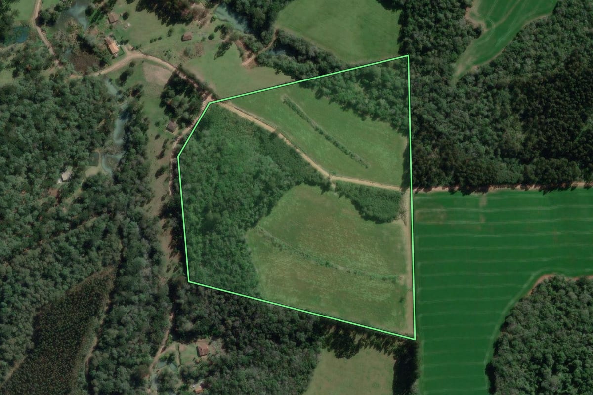 Imagem de satélite do imóvel rural em Canoinhas (SC), com o contorno declarado no CAR desenhado por cima.
