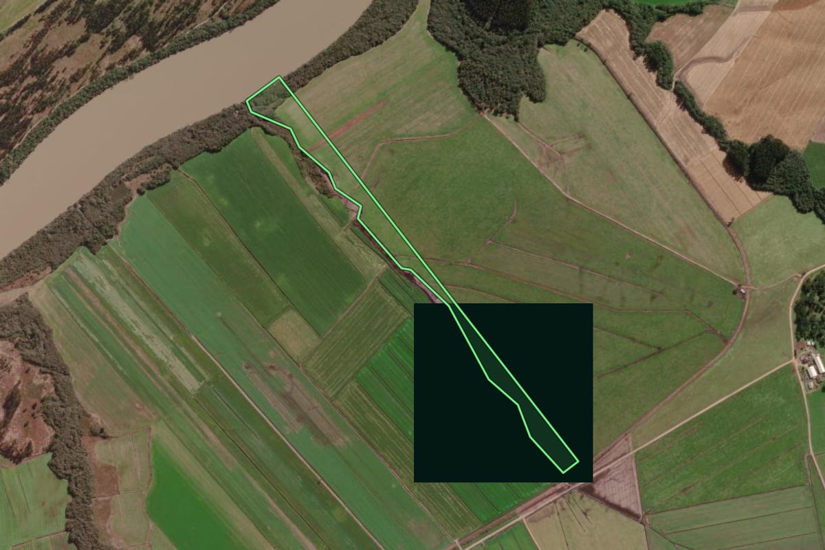 Imagem de satélite do imóvel rural em Canoinhas (SC), com o contorno declarado no CAR desenhado por cima.