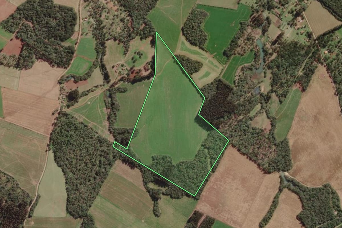 Imagem de satélite do imóvel rural em Canoinhas (SC), com o contorno declarado no CAR desenhado por cima.