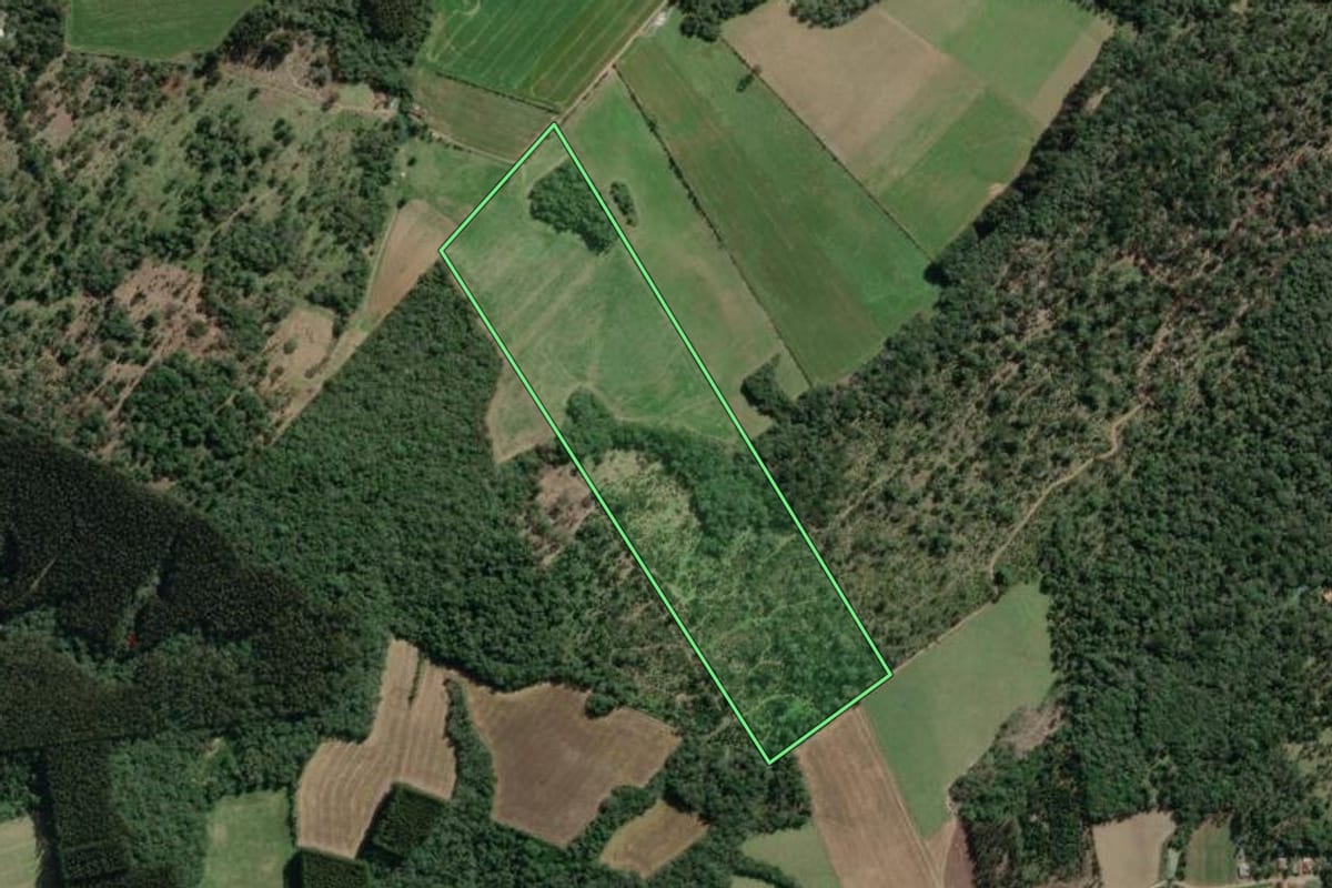 Imagem de satélite do imóvel rural em Canoinhas (SC), com o contorno declarado no CAR desenhado por cima.