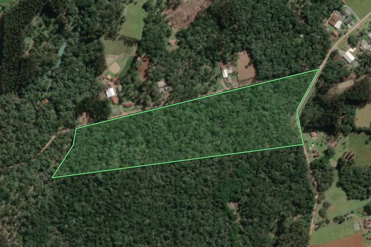 Imagem de satélite do imóvel rural em Canoinhas (SC), com o contorno declarado no CAR desenhado por cima.