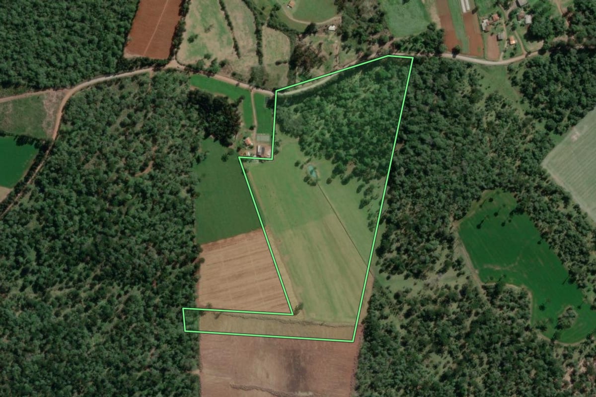 Imagem de satélite do imóvel rural em Canoinhas (SC), com o contorno declarado no CAR desenhado por cima.