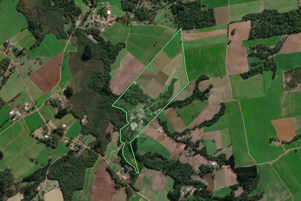 Imagem de satélite do imóvel rural em Canoinhas (SC), com o contorno declarado no CAR desenhado por cima.