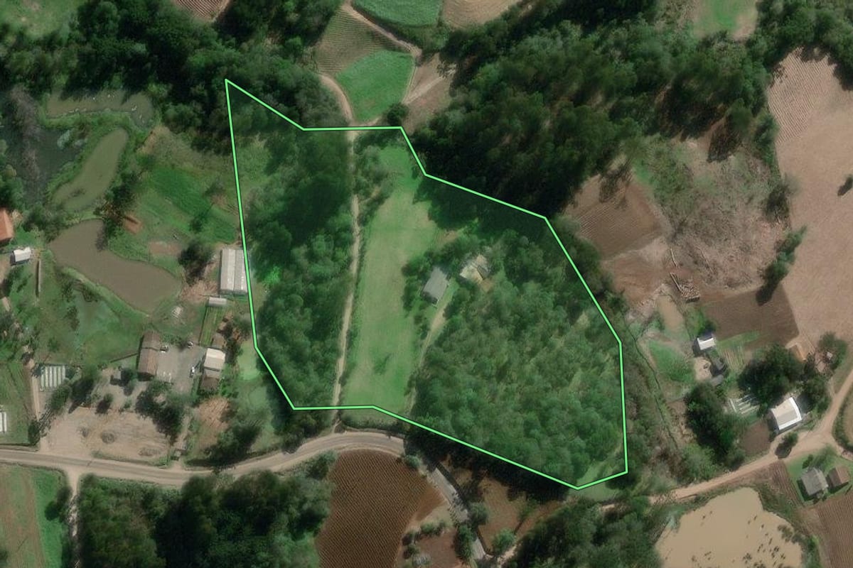 Imagem de satélite do imóvel rural em Canoinhas (SC), com o contorno declarado no CAR desenhado por cima.