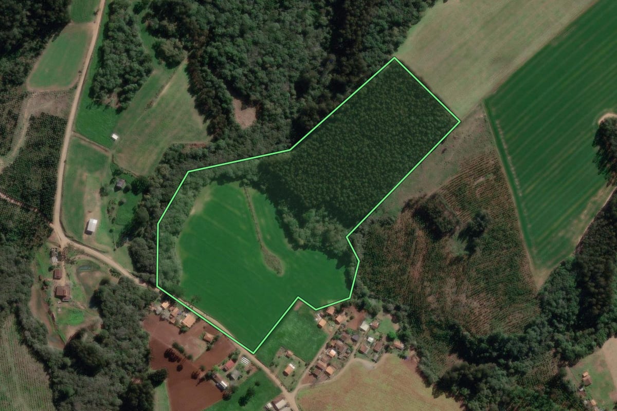 Imagem de satélite do imóvel rural em Canoinhas (SC), com o contorno declarado no CAR desenhado por cima.
