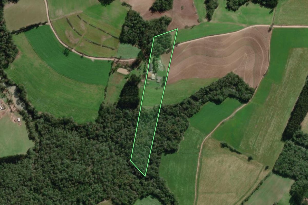 Imagem de satélite do imóvel rural em Canoinhas (SC), com o contorno declarado no CAR desenhado por cima.