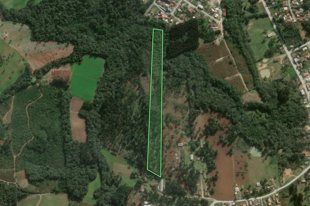 Imagem de satélite do imóvel rural em Canoinhas (SC), com o contorno declarado no CAR desenhado por cima.