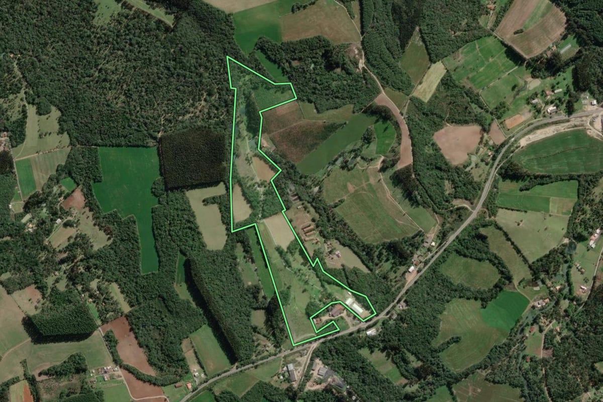 Imagem de satélite do imóvel rural em Canoinhas (SC), com o contorno declarado no CAR desenhado por cima.