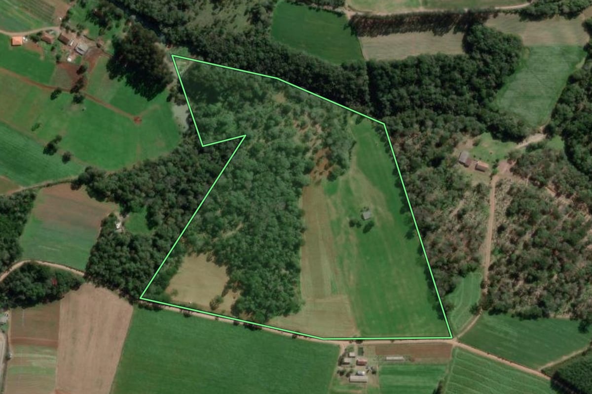 Imagem de satélite do imóvel rural em Canoinhas (SC), com o contorno declarado no CAR desenhado por cima.