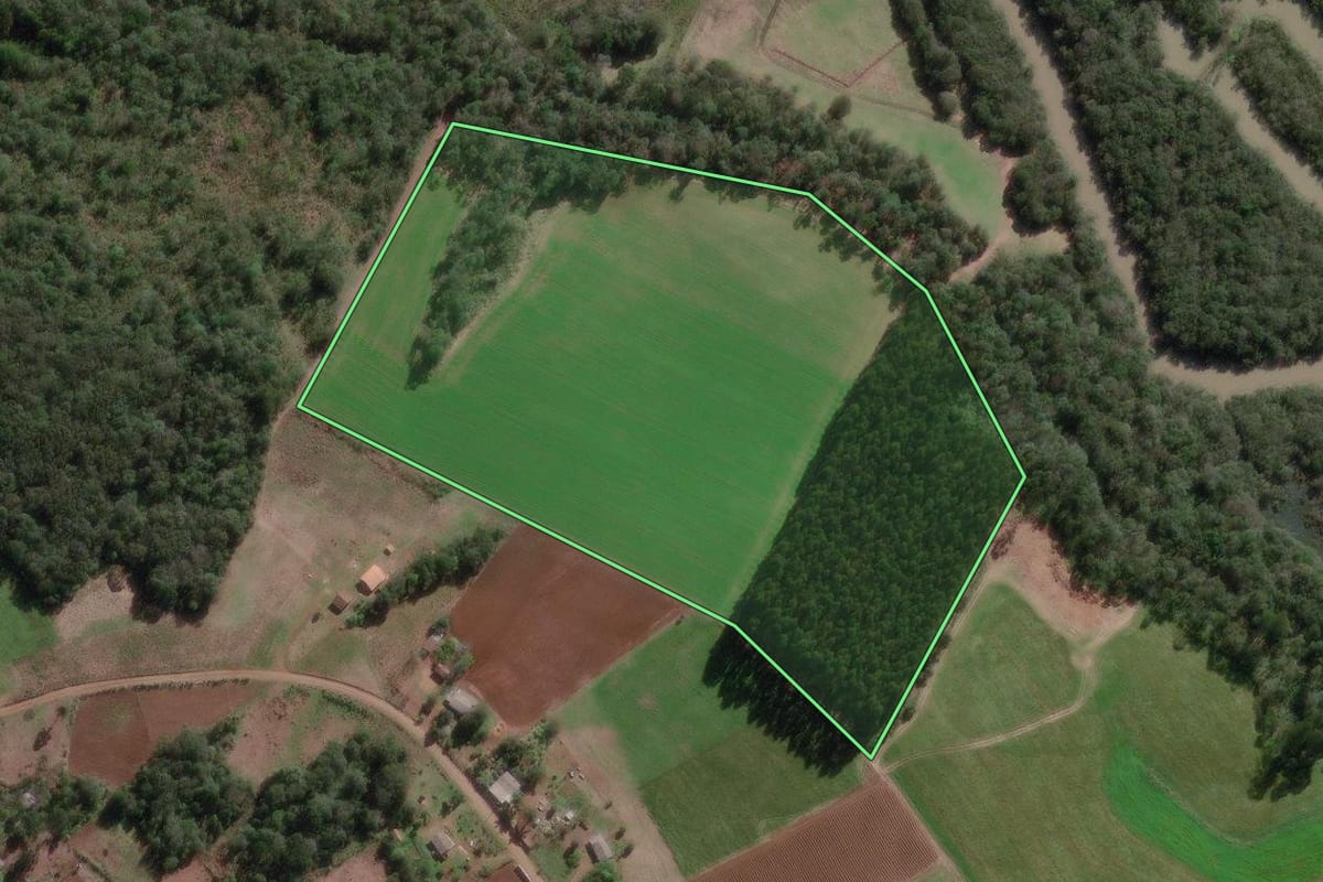 Imagem de satélite do imóvel rural em Canoinhas (SC), com o contorno declarado no CAR desenhado por cima.