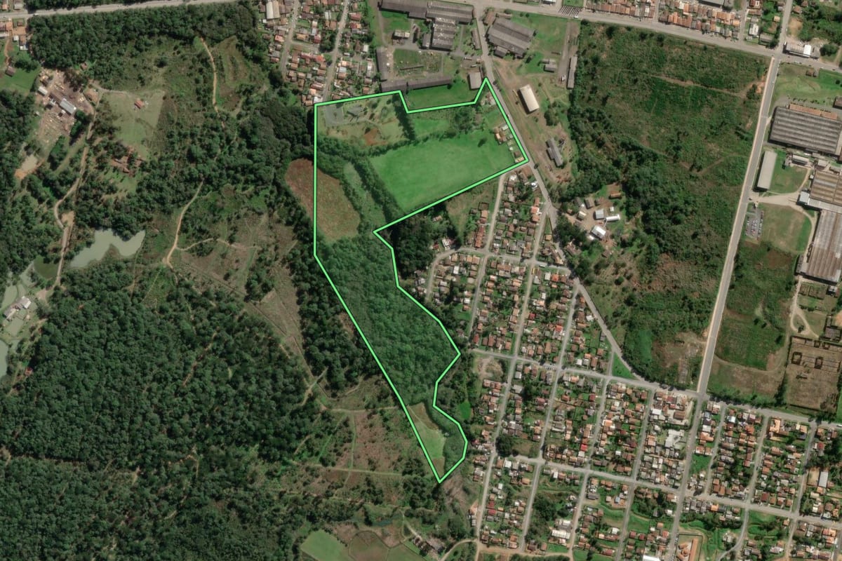 Imagem de satélite do imóvel rural em Canoinhas (SC), com o contorno declarado no CAR desenhado por cima.