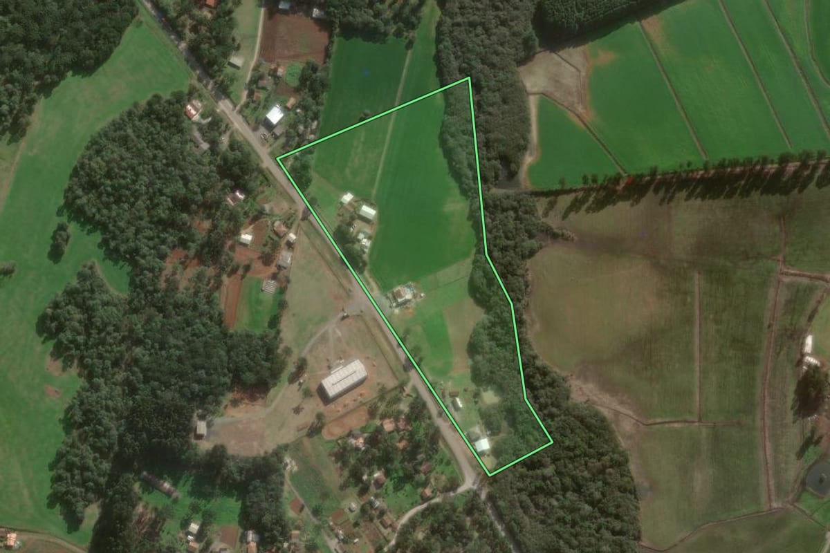 Imagem de satélite do imóvel rural em Canoinhas (SC), com o contorno declarado no CAR desenhado por cima.