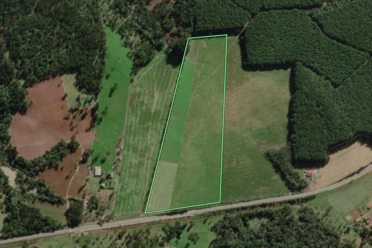 Imagem de satélite do imóvel rural em Canoinhas (SC), com o contorno declarado no CAR desenhado por cima.