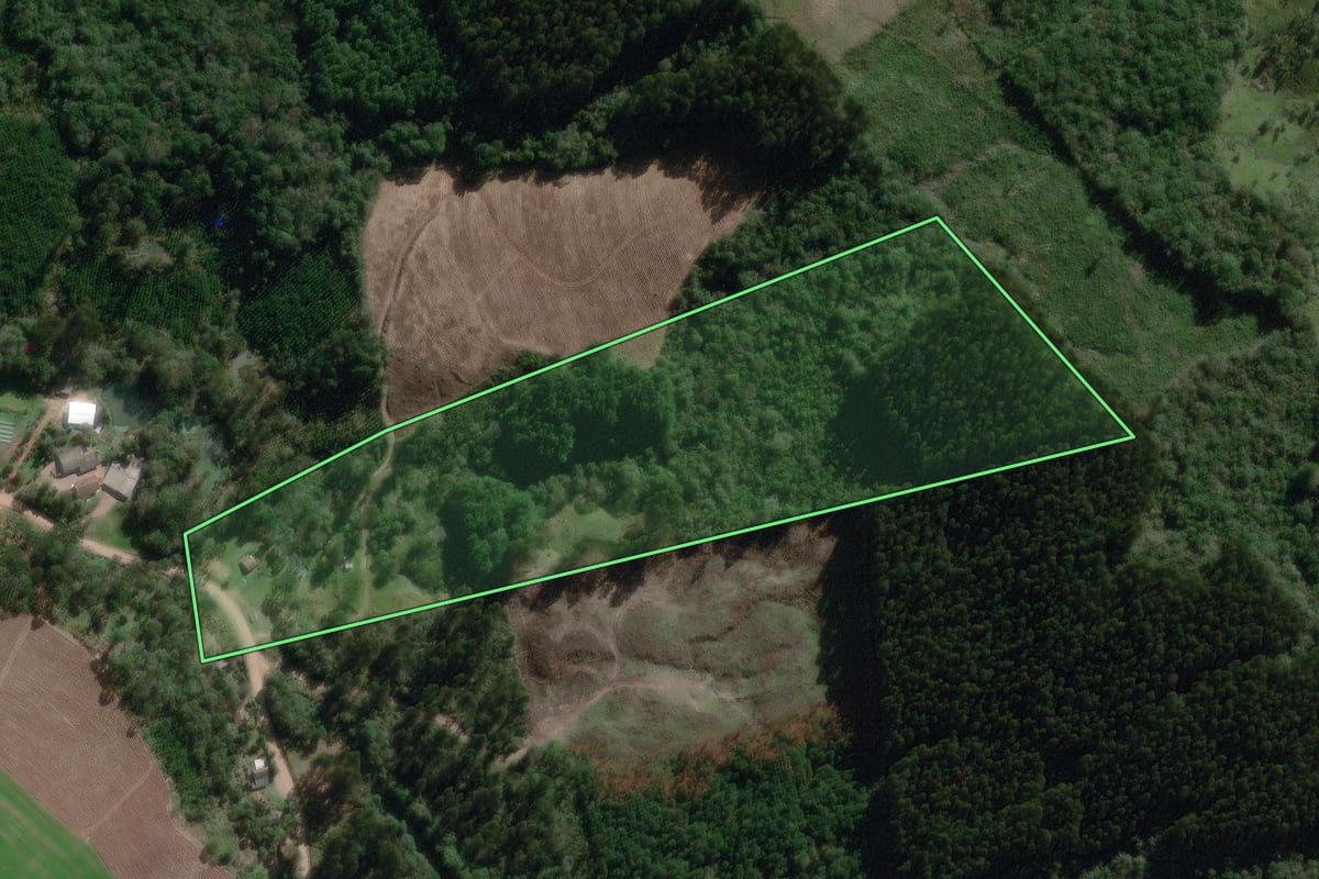 Imagem de satélite do imóvel rural em Canoinhas (SC), com o contorno declarado no CAR desenhado por cima.