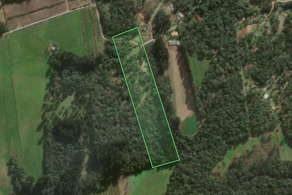 Imagem de satélite do imóvel rural em Canoinhas (SC), com o contorno declarado no CAR desenhado por cima.