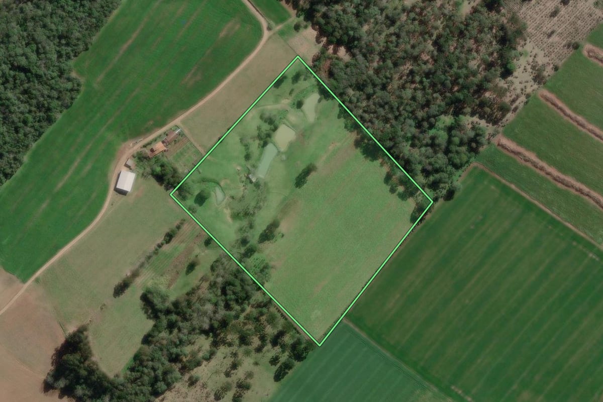 Imagem de satélite do imóvel rural em Canoinhas (SC), com o contorno declarado no CAR desenhado por cima.