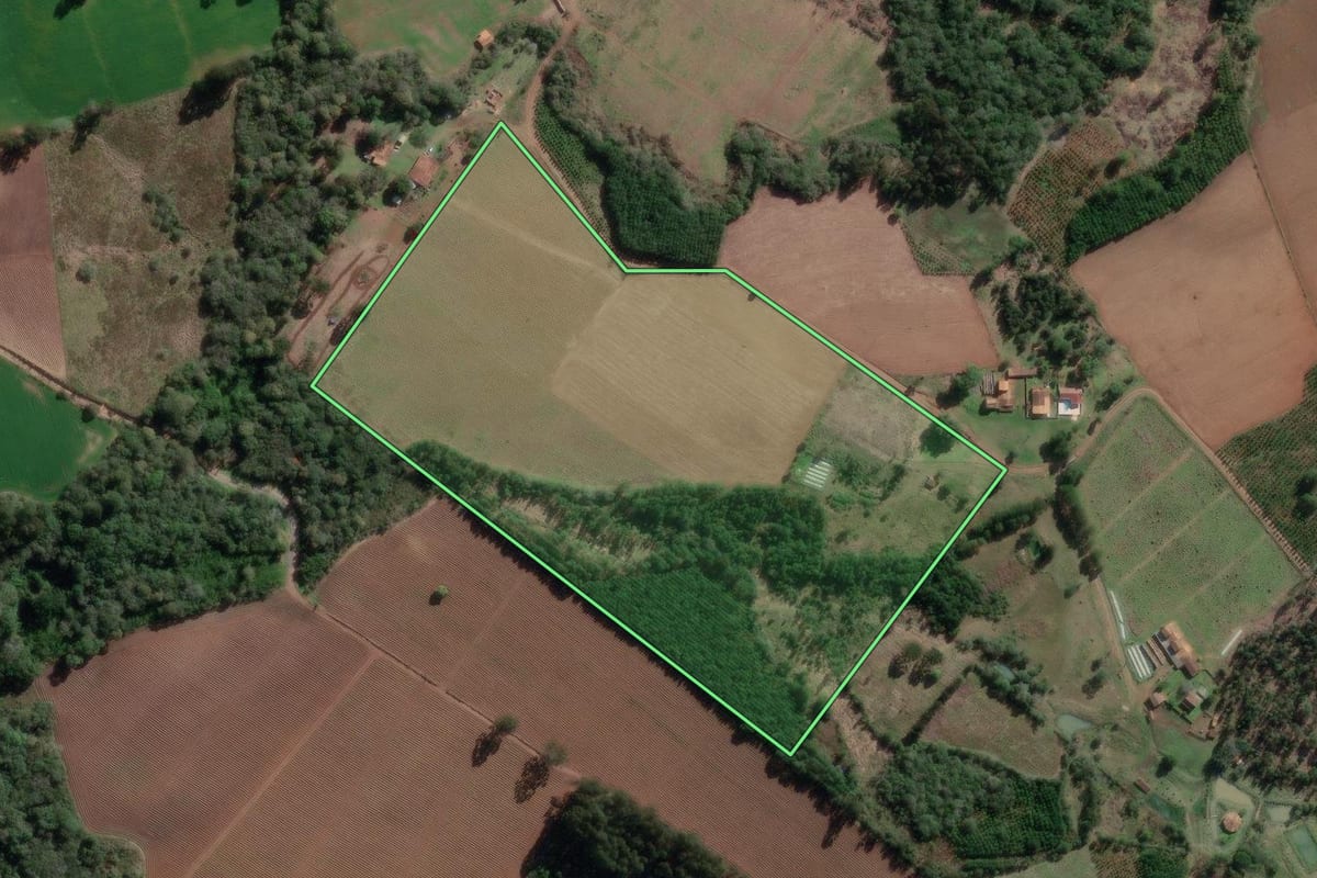 Imagem de satélite do imóvel rural em Canoinhas (SC), com o contorno declarado no CAR desenhado por cima.