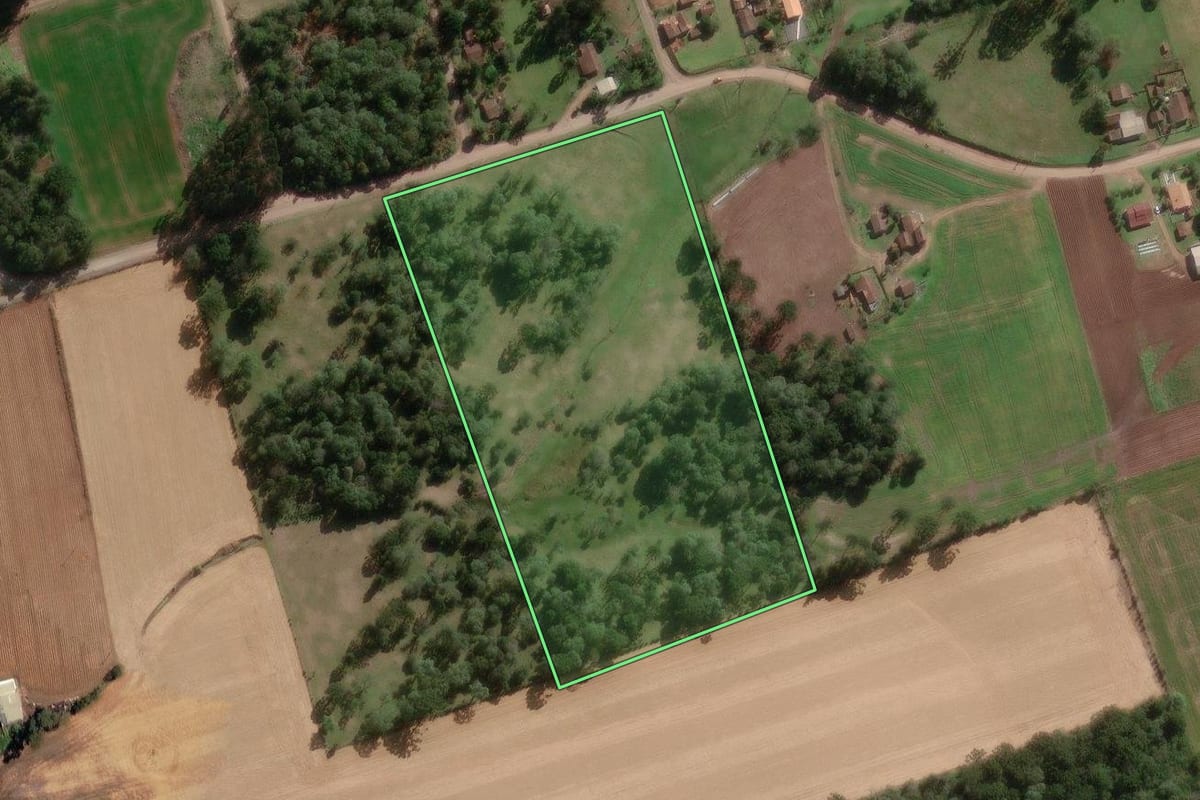 Imagem de satélite do imóvel rural em Canoinhas (SC), com o contorno declarado no CAR desenhado por cima.