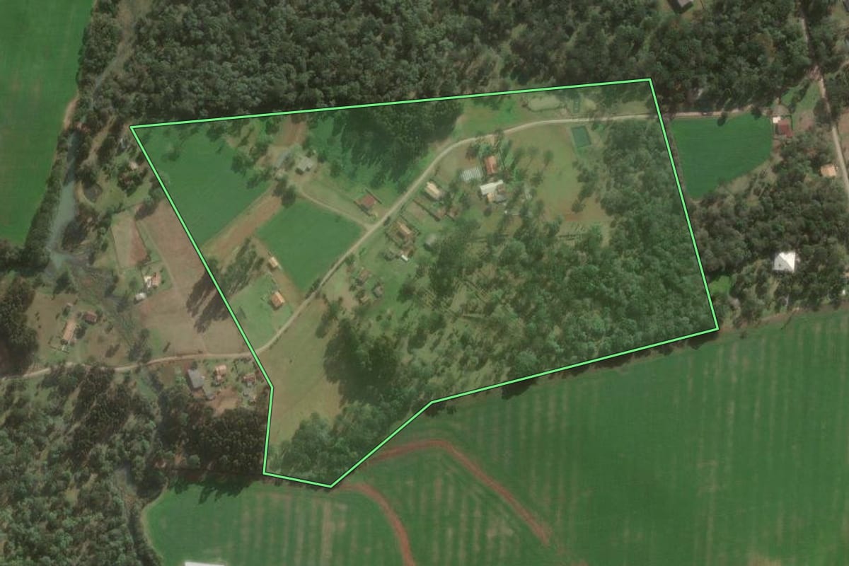 Imagem de satélite do imóvel rural em Canoinhas (SC), com o contorno declarado no CAR desenhado por cima.