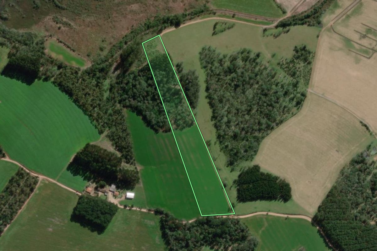 Imagem de satélite do imóvel rural em Canoinhas (SC), com o contorno declarado no CAR desenhado por cima.