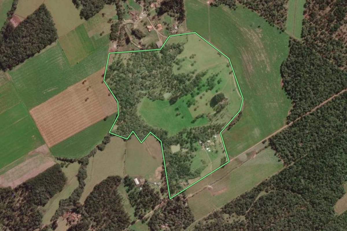 Imagem de satélite do imóvel rural em Canoinhas (SC), com o contorno declarado no CAR desenhado por cima.