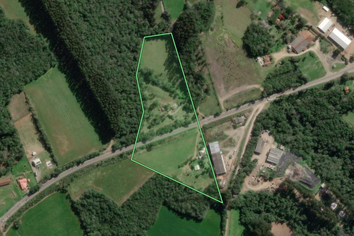 Imagem de satélite do imóvel rural em Canoinhas (SC), com o contorno declarado no CAR desenhado por cima.