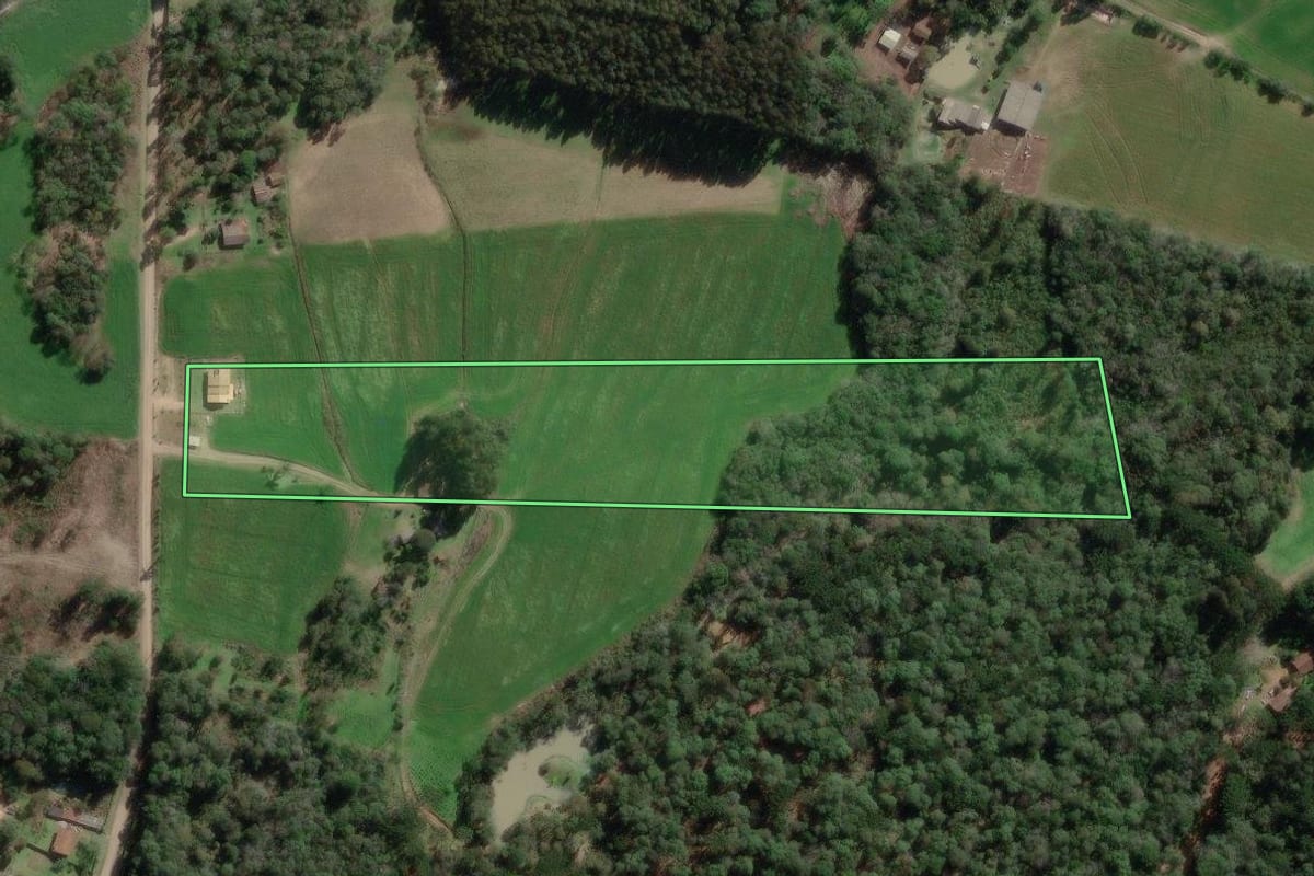 Imagem de satélite do imóvel rural em Canoinhas (SC), com o contorno declarado no CAR desenhado por cima.